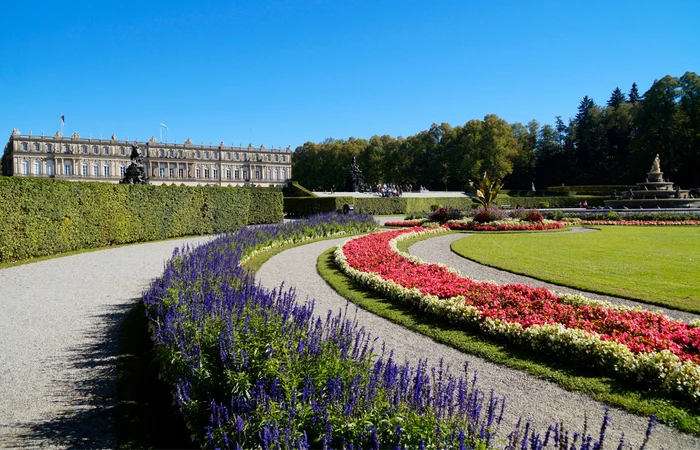 Blick vom Blumengarten auf das Schloss Herrenchiemsee