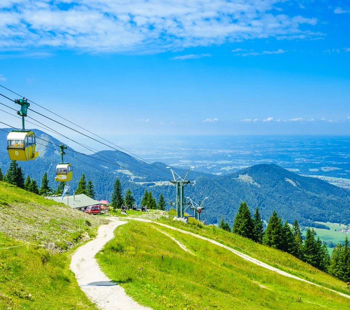 Die Seilbahn zur Kampenwand - Blick ins Tal zum Chiemsee