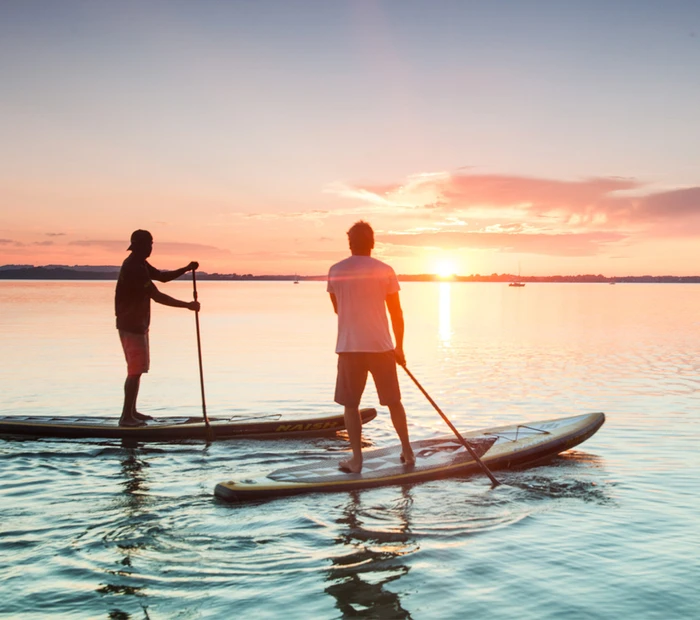 Stand-up-Padling in den Sonnenuntergang am Chiemsee.