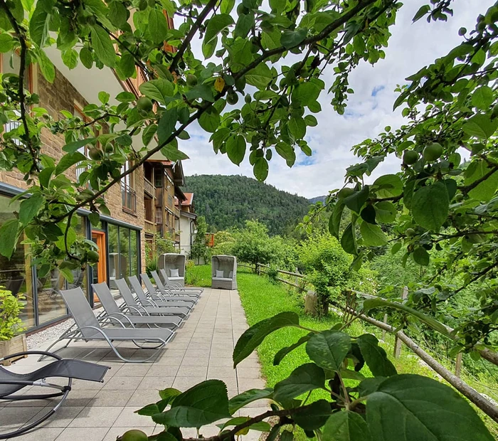 Ruheliegen und Strandkörbe auf der Terrasse im Wellnessbereich