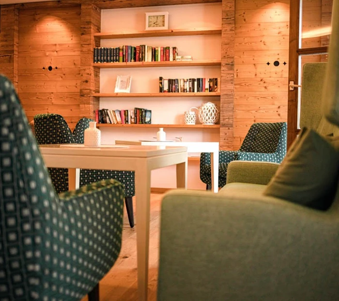 Lounge-& Lesebereich im SeeHotel Wassermann mit Sitzgruppen und Stühlen 