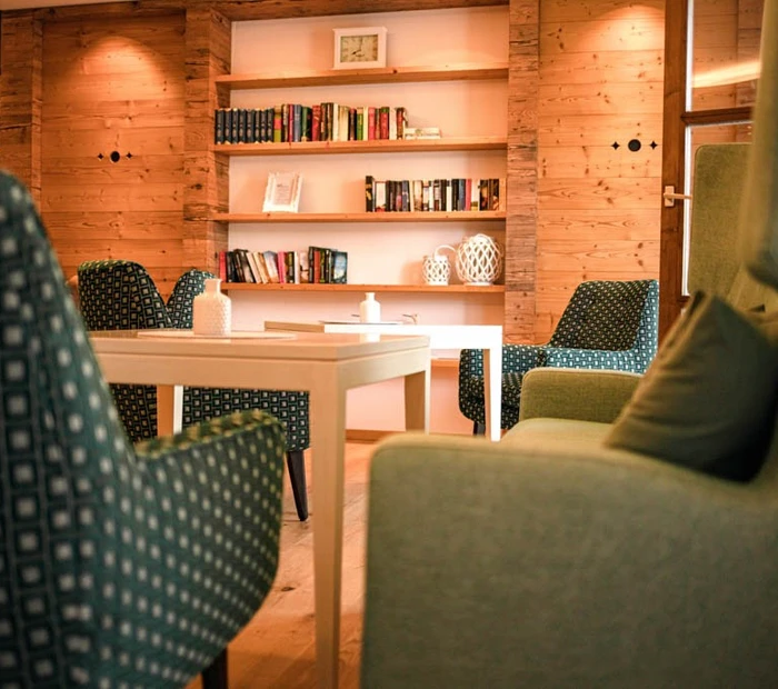 Lounge-& Lesebereich im SeeHotel Wassermann mit Sitzgruppen und Stühlen