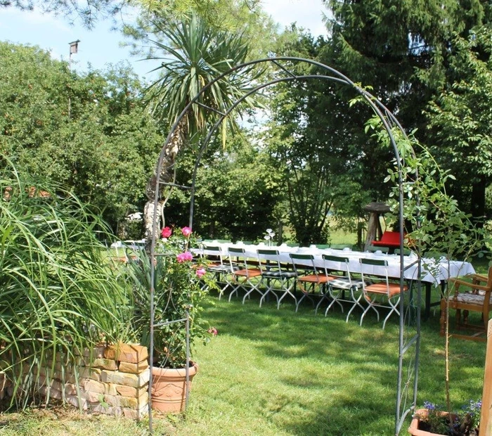 Tafel im Gastgarten unter den Bäumen mitten im Grünen