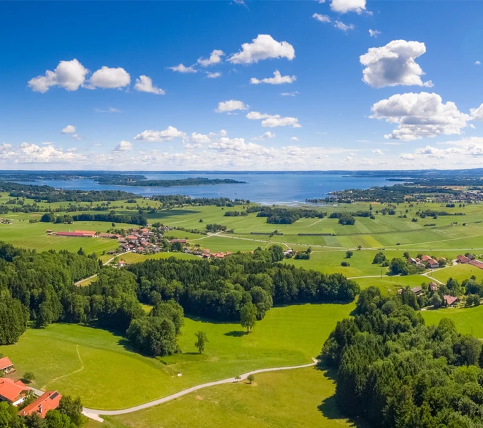 Blick von einer Anhöhe über Bernau und Felden bis zum Chiemsee