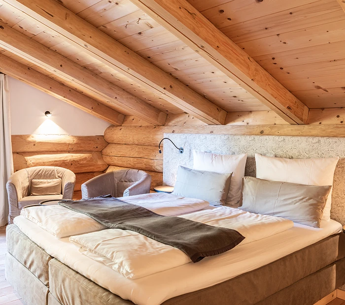 Schlafzimmer im Alpenchalet Naturstammhaus
