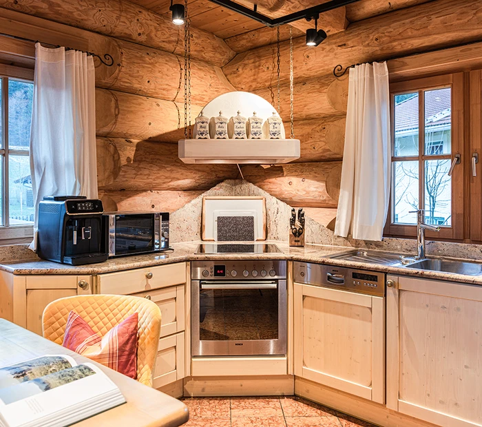 Blick in die Küche des Alpenchalet Naturstammhaus