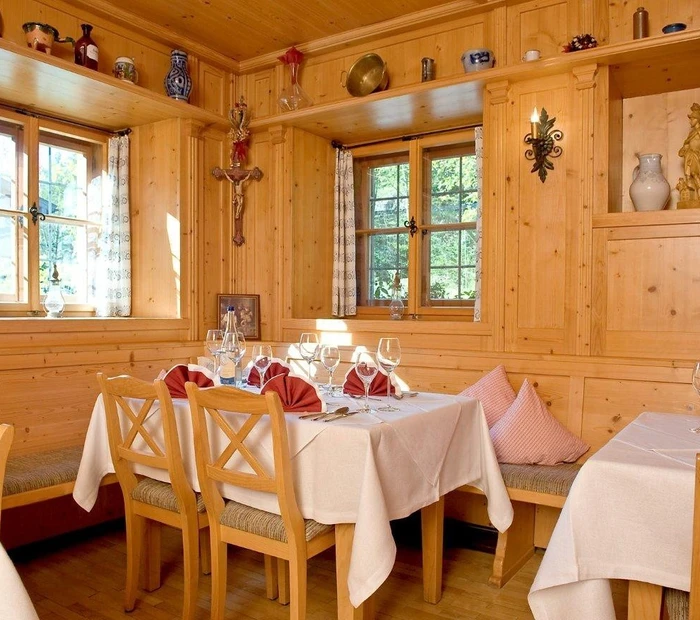 festlich gedeckter Tisch in der Restaurant-Stube