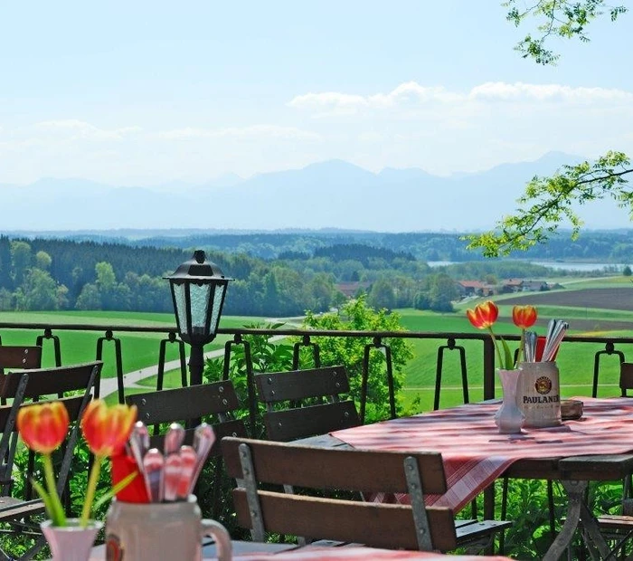 Terrasse mit Blick auf Berge und Seen