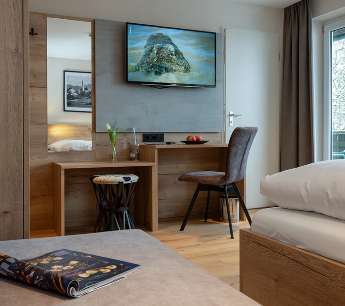 Blick im Zimmer zum Schreibtisch und Spiegel