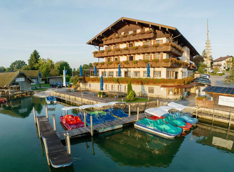 Blick vom Chiemsee auf das SeeHotel Wassermann in Seebruck