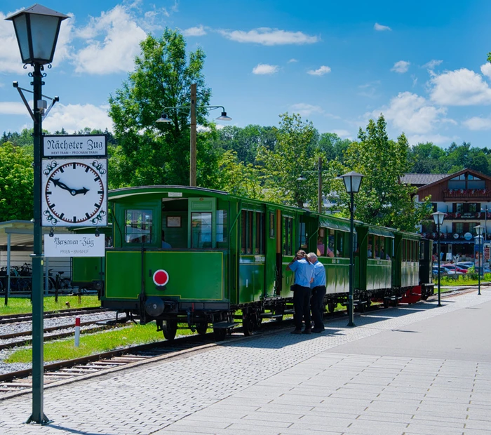 Am Bahnhof in Prien am Chiemsee steht ein Nostalgiezug.