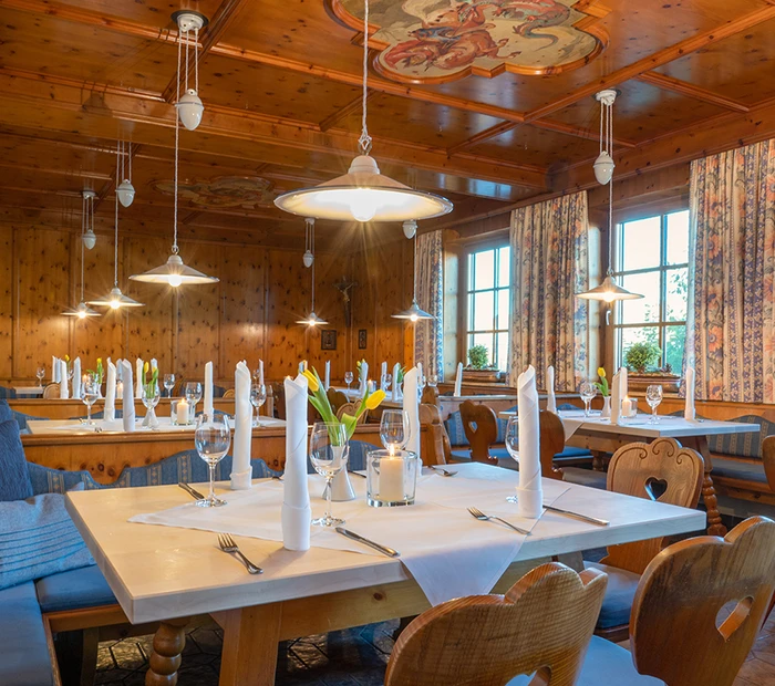 Gedeckte Tische in der Gaststube