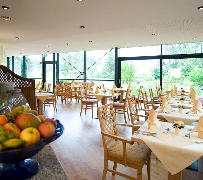 Wintergartenrestaurant mit schön eingedeckten Tischen