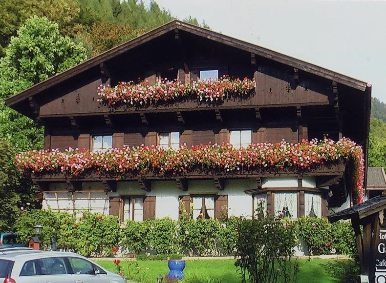 Aussenansicht Landhotel Gabriele im Sommer mit bunten Blumenkästen 