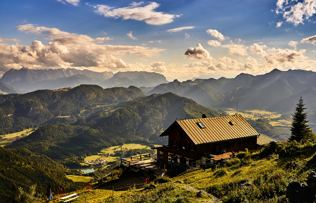 Sie blicken in die Chiemgau Alpen auf das Hochgernhaus.