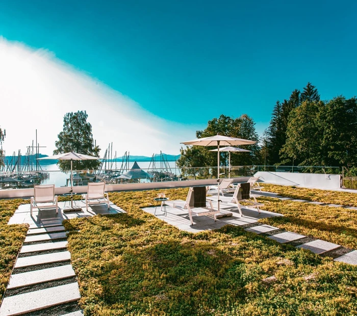 Blick auf den Yachthafen von der Liegewiese des Yachthotels Chiemsee.