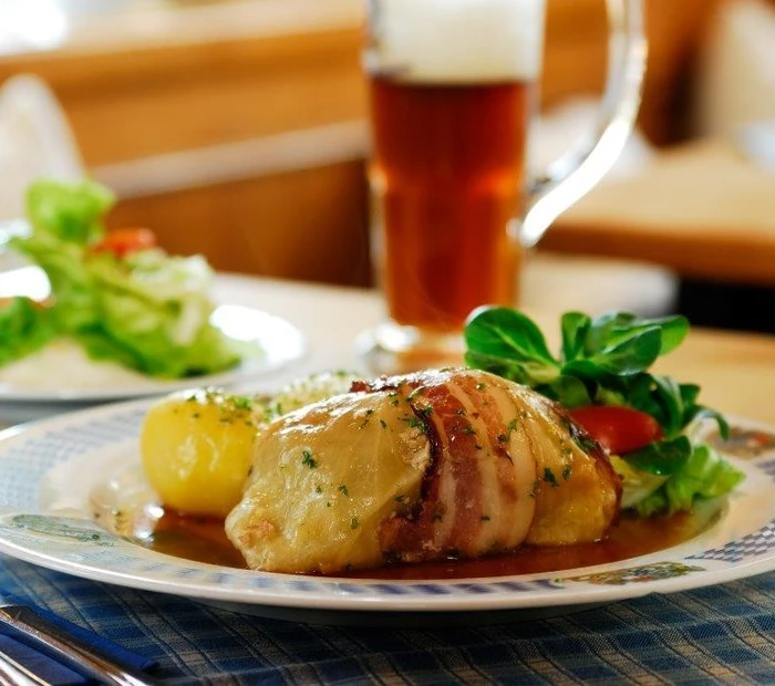 Deftige Krautwickel mit Kartoffelknödel, Salt und Weißbier