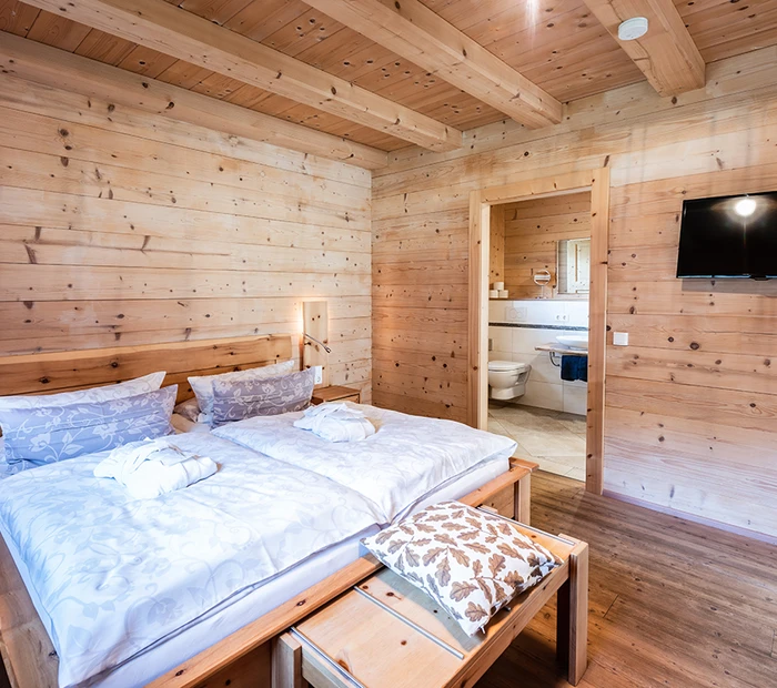 Schlafzimmer mit Blick ins Bad Alpenchalte Hochfelln