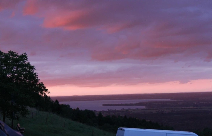 Sonnenuntergang mit Blick ins Tal am Parkplatz vom Berghotel Adersberg.