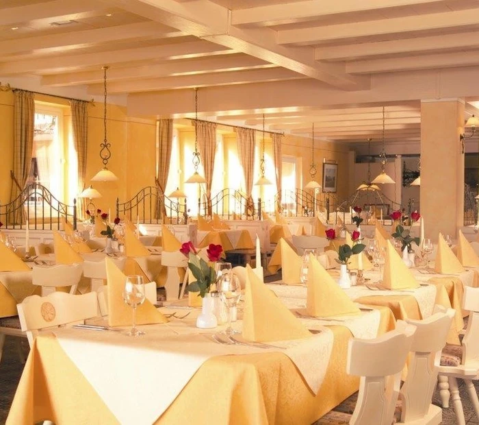 Festliche Tafel im Saal des Hotels