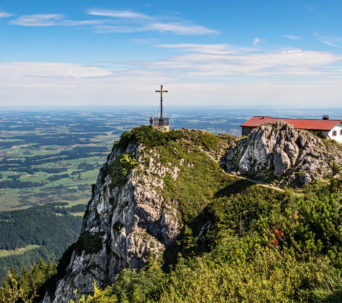 Gipfelkreuz des Hochfellns mit Blick zum Chiemsee