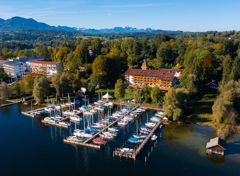 Luftaufnahme von Yachthotel Chiemsee mit Hafen