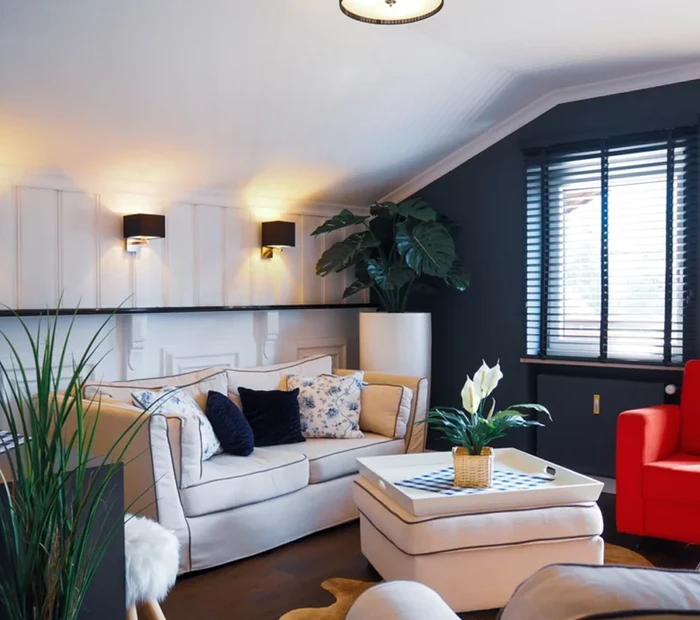 Couchbereich im Appartement 1 mit stilvoller Beleuchtung und leichter Dachschräge