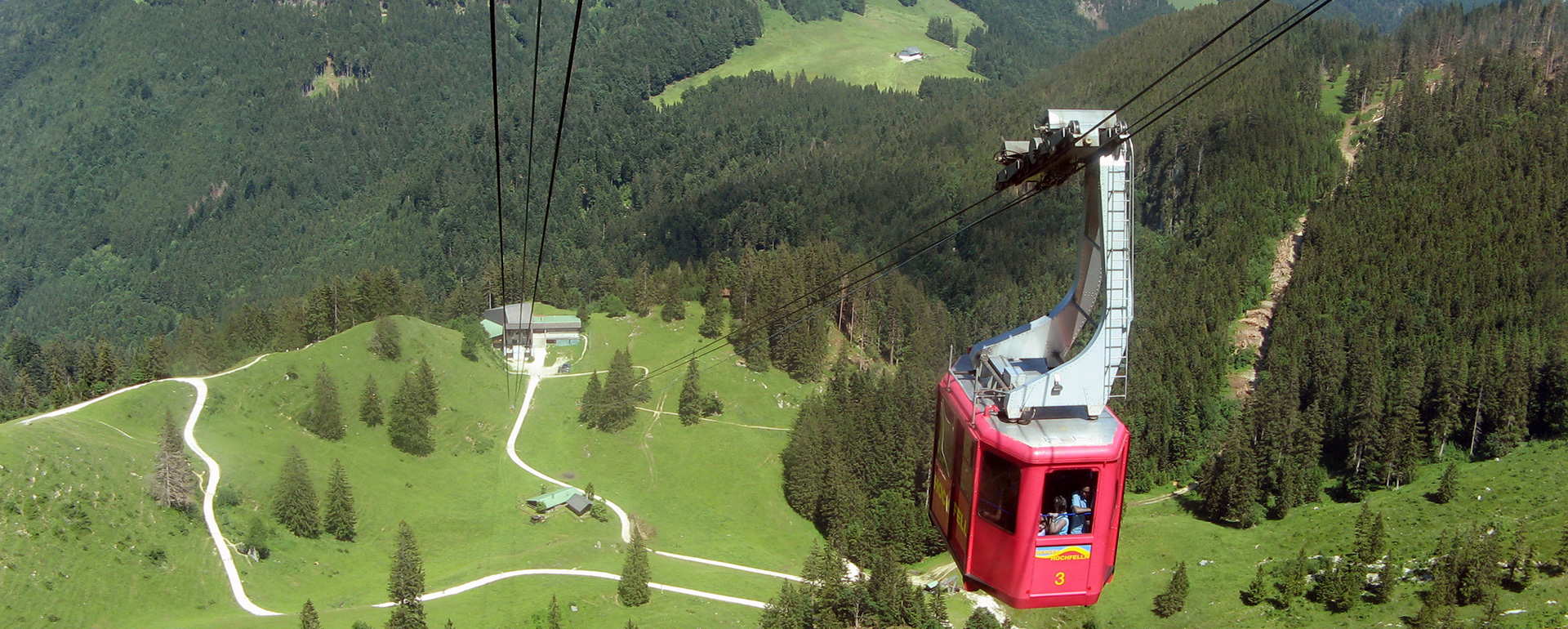 Blick auf die Gondel der und Mittelstation der Seilbahn am Hochfelln im Chiemgau