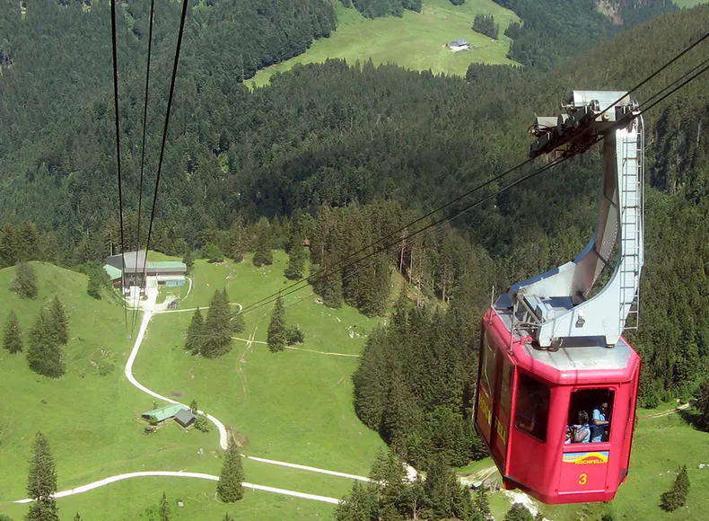 Blick auf die Gondel der und Mittelstation der Seilbahn am Hochfelln im Chiemgau Blick auf die Gondel der und Mittelstation der Seilbahn am Hochfelln im Chiemgau