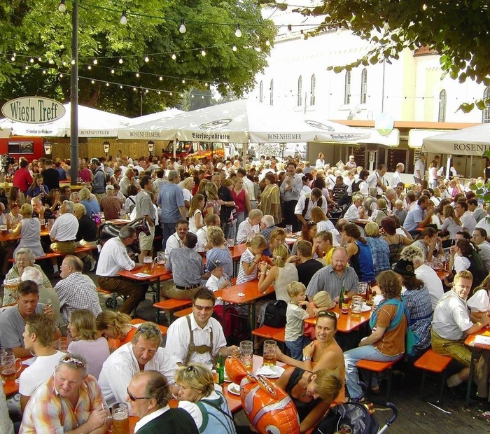 Auer Bräu Garten mit Gästen im Sommer