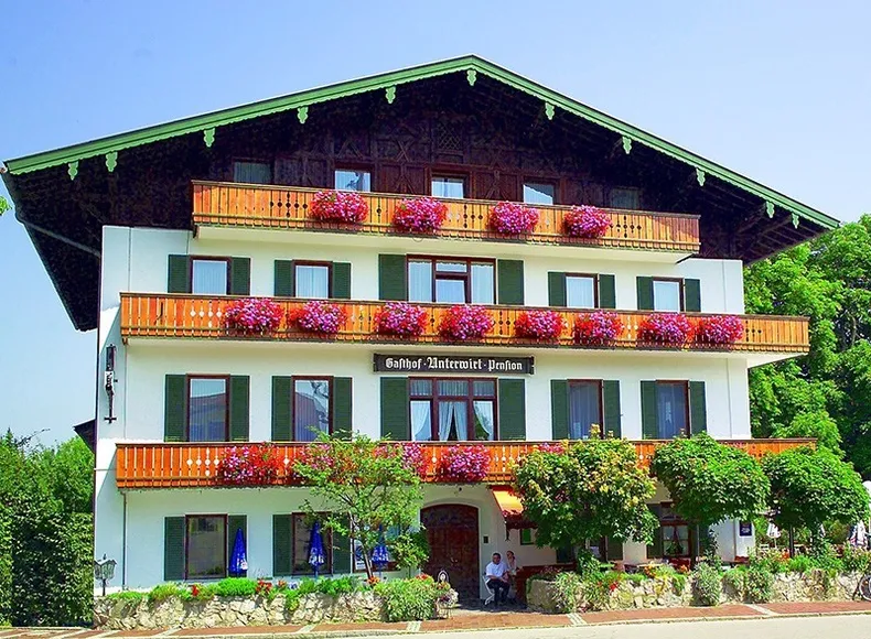 Aussenansicht Hotel Unterwirt mit Balkonblumen