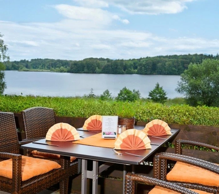 Restaurant-Terrasse mit Blick zum Pelhamer See