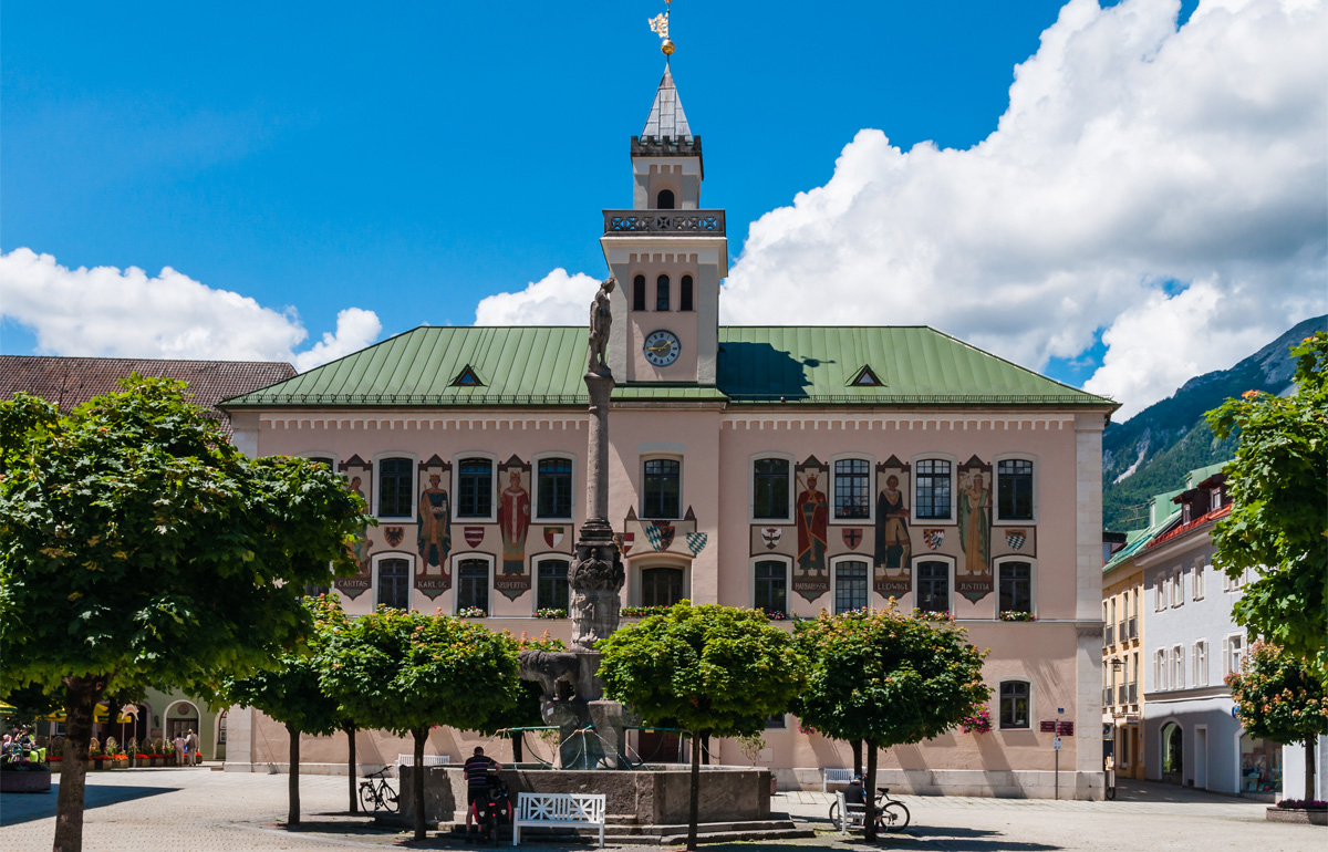 Sie blicken auf das alte Rathaus in Bad Reichenhall.