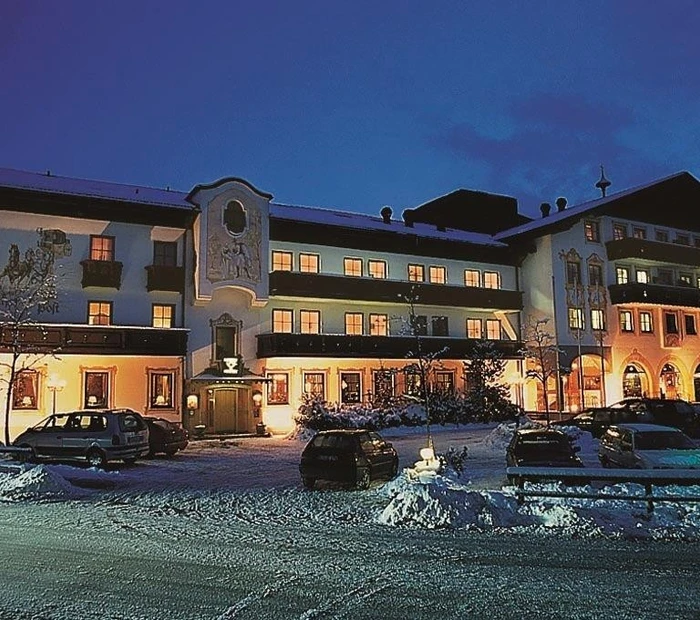 Außenansicht Haus beleuchtet im Winter bei Nacht