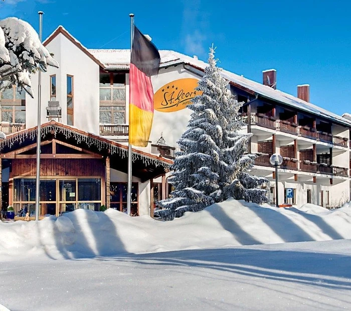 Hotel St. Georg verschneit im Winter