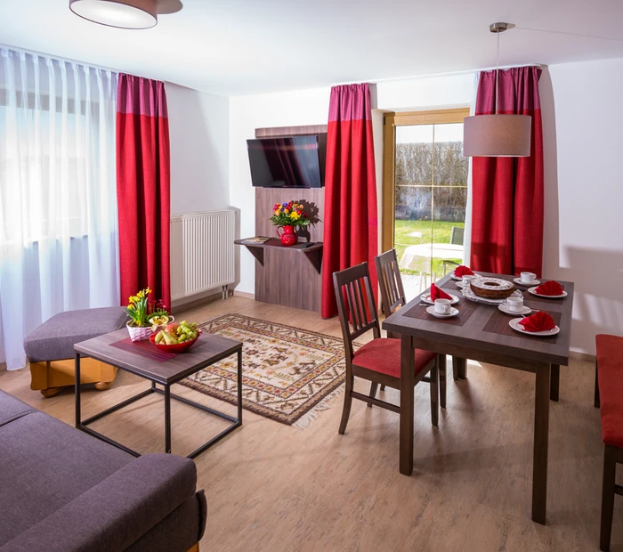 Wohn- und Essbereich in der Ferienwohnung Typ A mit eigener Terrasse