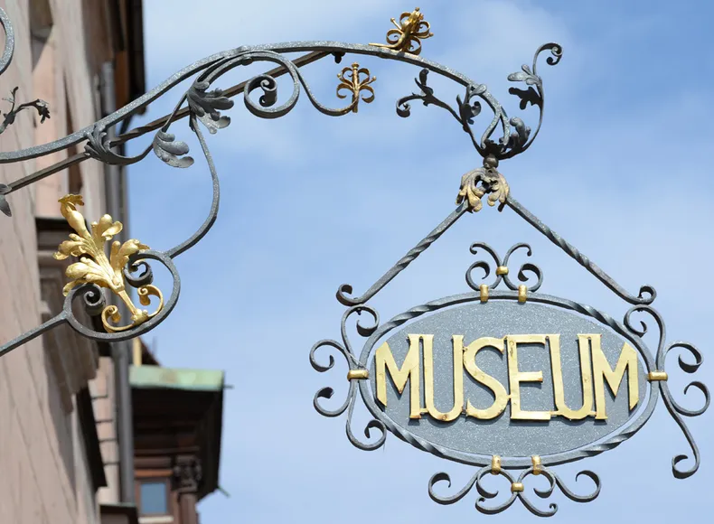 Kunstschmiedeschild mit der Aufschrift Museum Kunstschmiedeschild mit der Aufschrift Museum