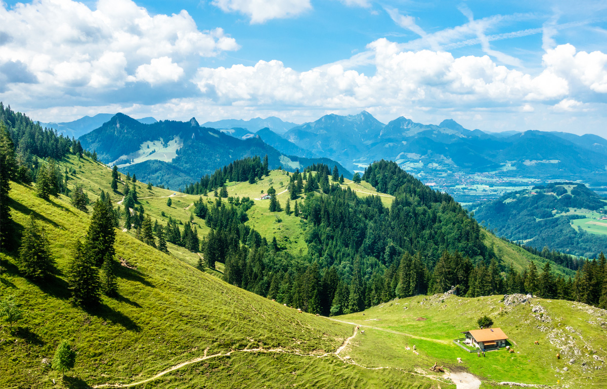 Vom Hochries blicken Sie in die Chiemgauer Alpen.