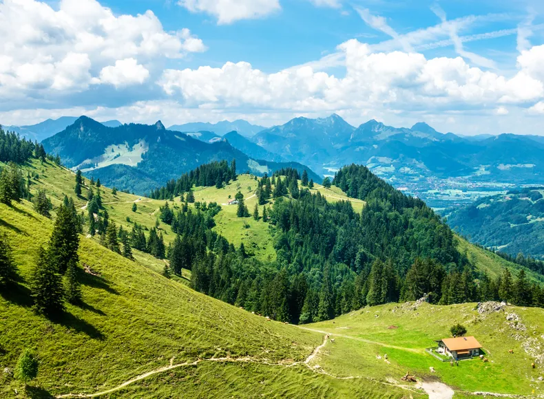 Vom Hochries blicken Sie in die Chiemgauer Alpen.