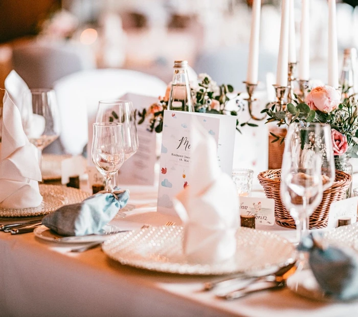 Eine gedeckte Tafel für ein Event im Yachthotel Chiemsee.