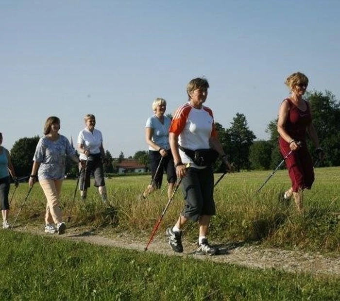 Gruppe beim Nordic Walking im Chiemgau