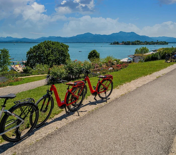 Radfahren am Chiemsee mit Blick auf die Fraueninsel.