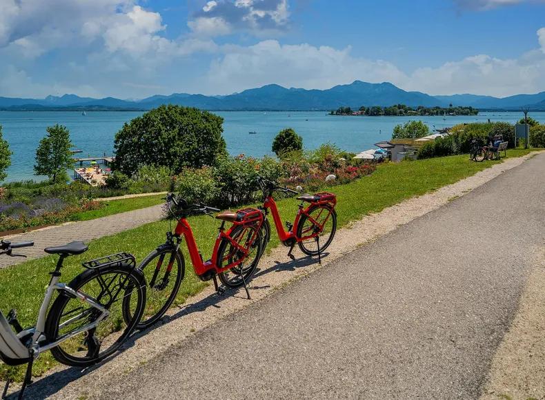 Radfahren am Chiemsee mit Blick auf die Fraueninsel.
