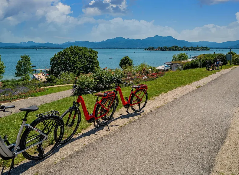 Radfahren am Chiemsee mit Blick auf die Fraueninsel. Radfahren am Chiemsee mit Blick auf die Fraueninsel.