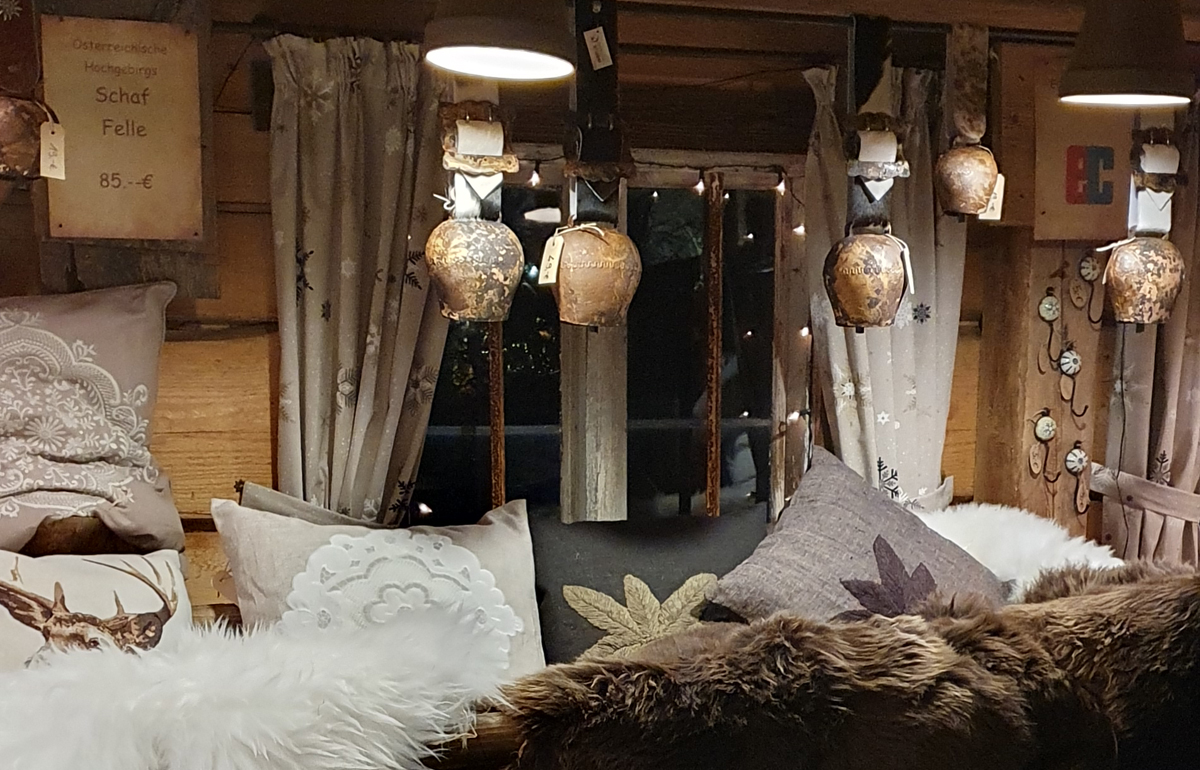 Waldweihnacht Halsbach - Hütte mit Lammfellen und Glocken