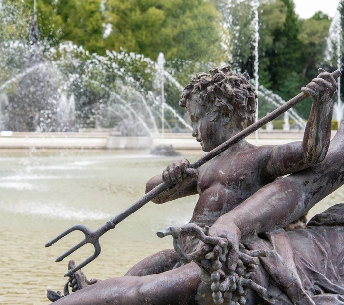 Skulptur eines kleinen Jungen mit Dreizack im Schlossgarten Herrenchiemsee