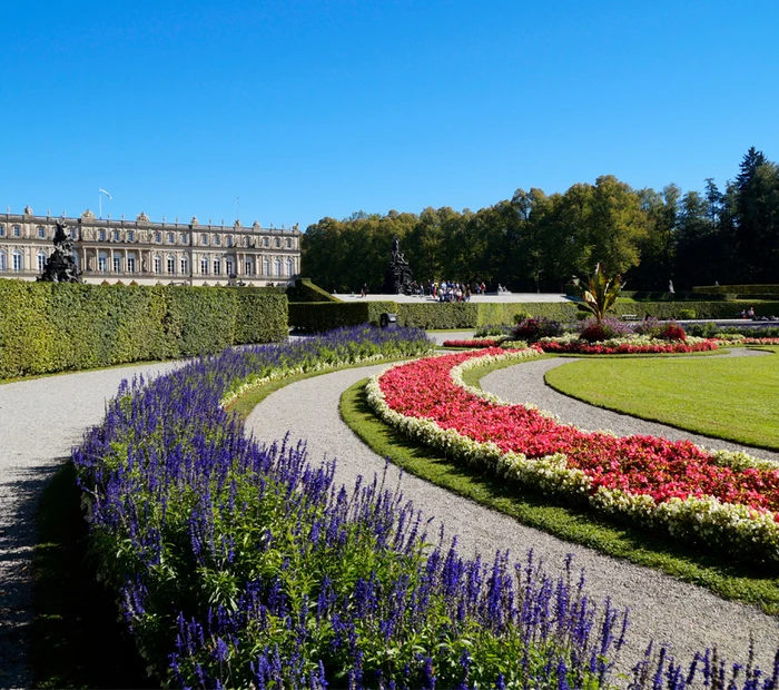 Im Prachtgarten blicken wir auf das Schloss Herrenchiemsee.