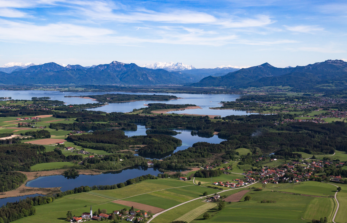 Luftaufnahme von der Chiemgauer Seenplatte.