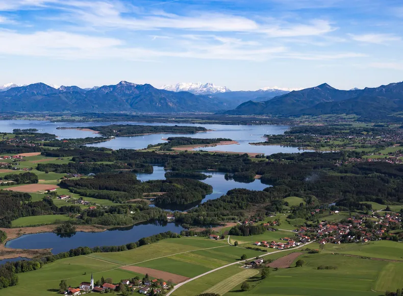 Luftaufnahme von der Chiemgauer Seenplatte.