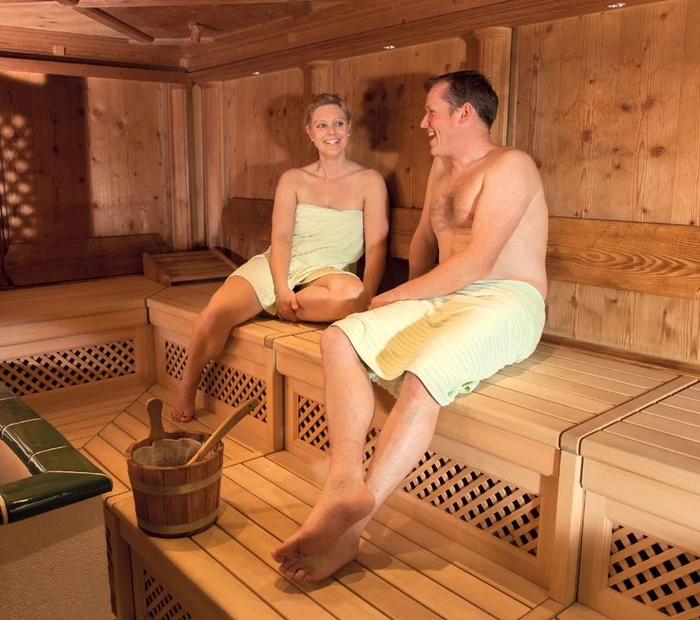In der Sauna vom Seehotel Wassermann sitzen 2 Personen.